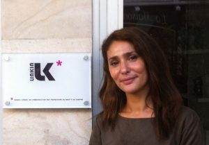 Diana Zidani devant les bureaux de Likin Communication Juridique