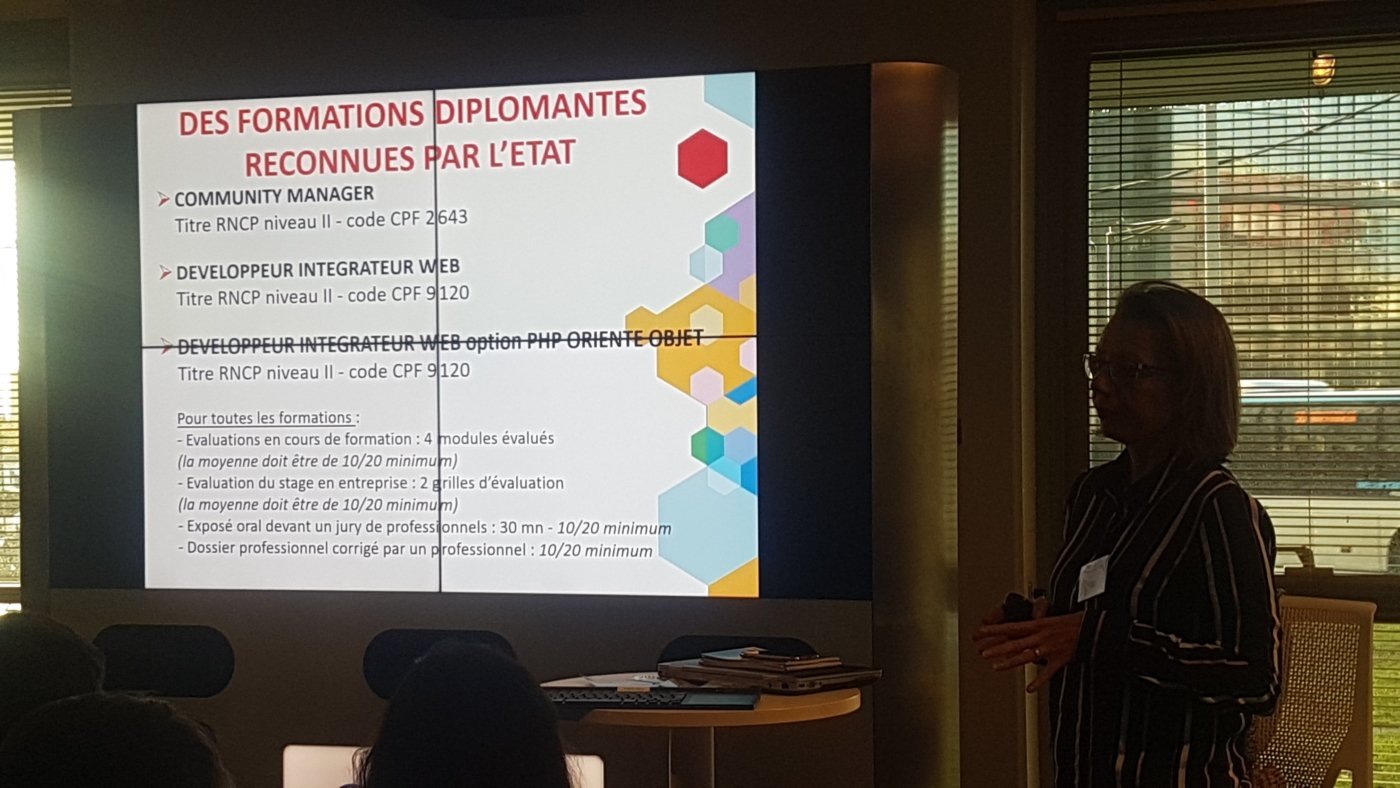 Pascale BASSET, Directrice du centre de Montigny-le-Bretonneux présente l'offre de formation IFOCOP