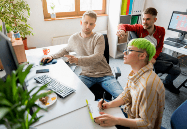 équipe de développeurs travaillant le code