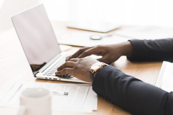 Des mains entrain de taper sur un clavier d'ordinateur. La personne qui tape suit une formation ifocop e-learning.