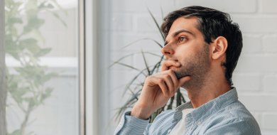 homme en pleine réflexion concernant son envie d'engagements et de compétences rse dans la formation professionnelle qu'il souhaite intégrer