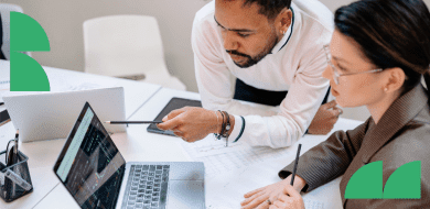Professionnelle travaillant sur ordinateur portable dans un environnement calme, illustrant les métiers de la gestion et de la comptabilité en entreprise.