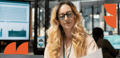 Professionnelle RH analysant des données de paie et documents pour corriger des erreurs dans une déclaration sociale nominative (DSN).