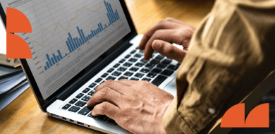 Personne utilisant un ordinateur portable affichant des graphiques de données et indicateurs de performance