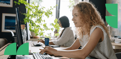 Employée travaillant sur ordinateur dans un bureau moderne, illustrant la digitalisation et la gestion numérique des factures en entreprise.