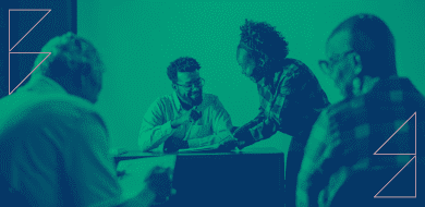 Réunion professionnelle entre adultes en formation en alternance échangeant avec un formateur autour d’un projet