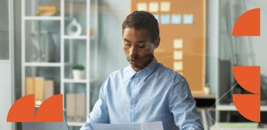 Professionnel RH analysant des documents de paie pour calculer des primes et commissions dans un système de rémunération variable.