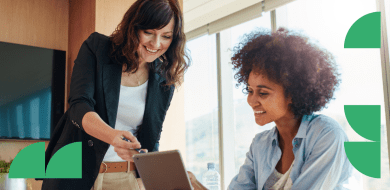 Deux collaboratrices analysent des données sur une tablette lors d’une réunion de travail, illustrant l’évolution du rôle du comptable vers un partenaire stratégique.