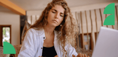 Femme travaillant sur un ordinateur portable à domicile, illustrant une formation en comptabilité suivie à distance.