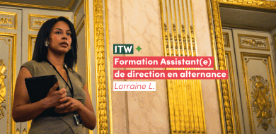 Lorraine, assistante de direction en alternance chez Ifocop, tenant une tablette dans un bâtiment institutionnel.