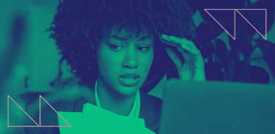 Femme en recherche d’alternance préoccupée consultant son ordinateur et des documents de candidature