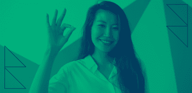 Jeune femme souriante faisant un signe OK illustrant la formation en alternance accessible sans le bac