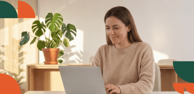 Professionnelle RH utilisant un ordinateur pour gérer un projet SIRH dans une PME.
