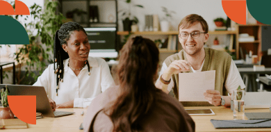 Entretien de recrutement mené par deux professionnels des ressources humaines face à une candidate.