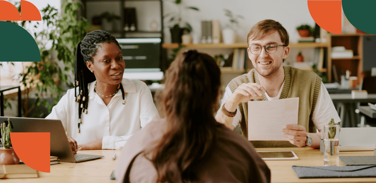 Entretien de recrutement mené par deux professionnels des ressources humaines face à une candidate.