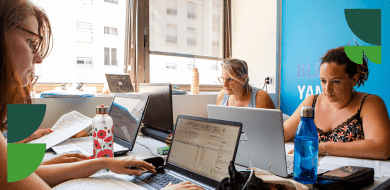 Adultes en formation professionnelle ifocop travaillant sur ordinateur dans une salle de cours.