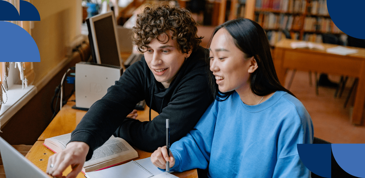 Deux étudiants travaillent ensemble sur un ordinateur, symbole d’une nouvelle voie en alternance après Parcoursup.