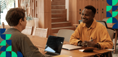 Entretien entre une candidate et un recruteur lors d’un échange professionnel pour une alternance.