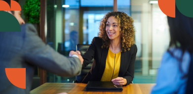 Responsable RH serrant la main d'un candidat lors d'un entretien de recrutement en entreprise.