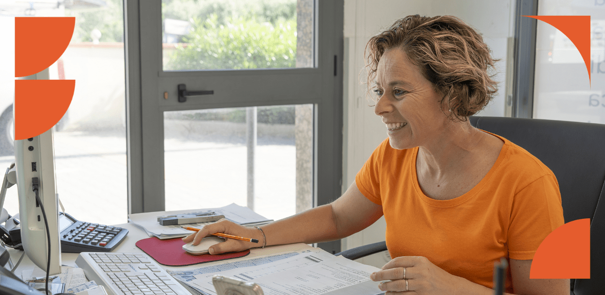 Professionnelle des ressources humaines travaillant sur un ordinateur pour gérer les dossiers administratifs du personnel en entreprise.