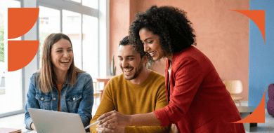 Trois professionnels collaborent autour d'un ordinateur portable pour apprendre à utiliser le logiciel de paie Silae et les bonnes pratiques de gestion de la paie.