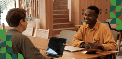 Entretien entre une candidate et un recruteur lors d’un échange professionnel pour une alternance.