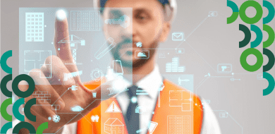 Professionnel HSE utilisant une interface numérique dédiée au suivi des bâtiments, équipements et risques