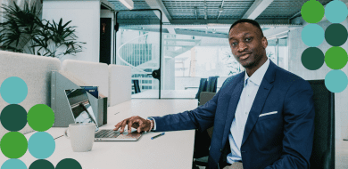 Professionnel des achats travaillant sur un ordinateur dans un environnement de bureau