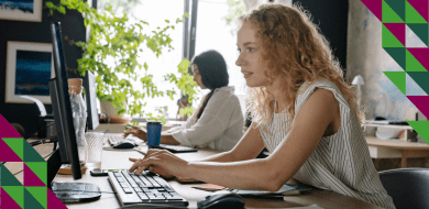 Professionnelle du commerce travaillant sur ordinateur dans un espace de travail