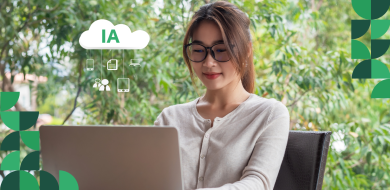 Professionnelle utilisant un ordinateur avec des symboles représentant l’intelligence artificielle et les outils numériques