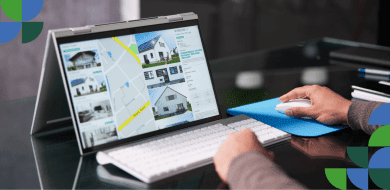 Professionnel consultant une annonce immobilière et une carte sur un ordinateur