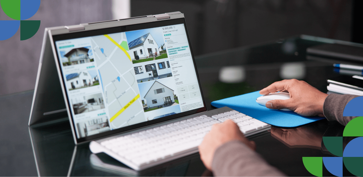Professionnel consultant une annonce immobilière et une carte sur un ordinateur