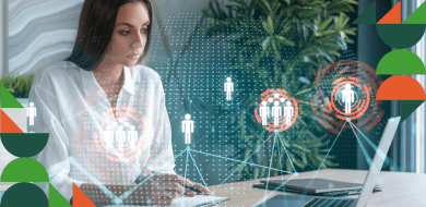 Professionnelle des ressources humaines utilisant des outils numériques de gestion et d’analyse des collaborateurs