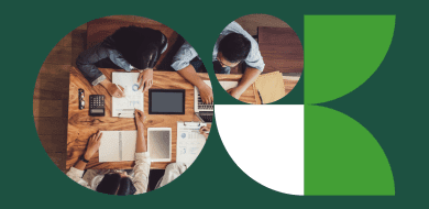 Équipe préparant un audit qualité autour de documents, tableaux de bord et outils de suivi.