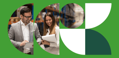 Responsable qualité échangeant avec une collaboratrice dans un environnement logistique et contrôlant des documents sur tablette.