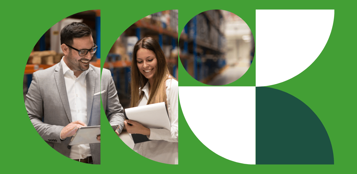 Responsable qualité échangeant avec une collaboratrice dans un environnement logistique et contrôlant des documents sur tablette.